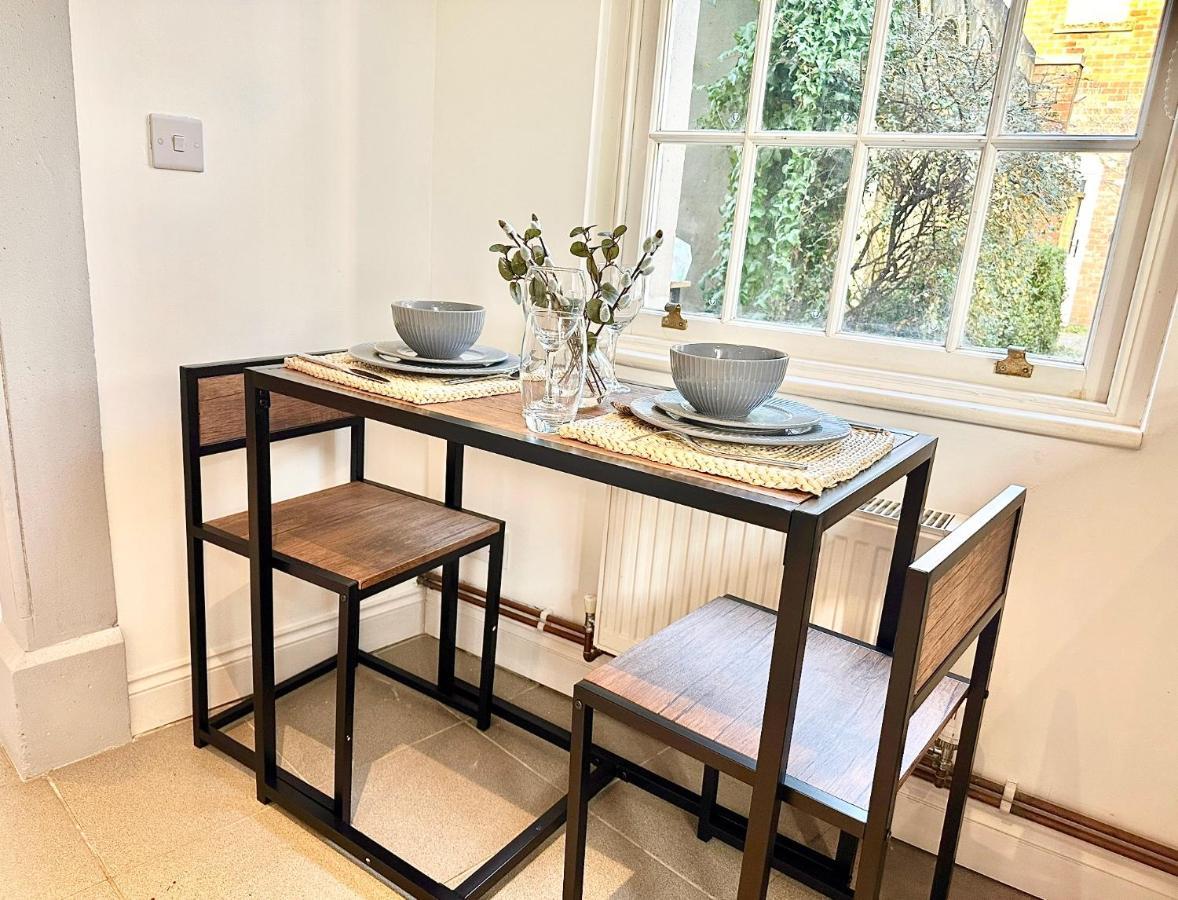 Cosy One Bedroom Apartment Trowbridge Exterior photo